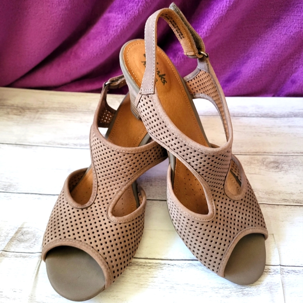 Clarks Artisan suede peep toe slingback heels sandals - size 9